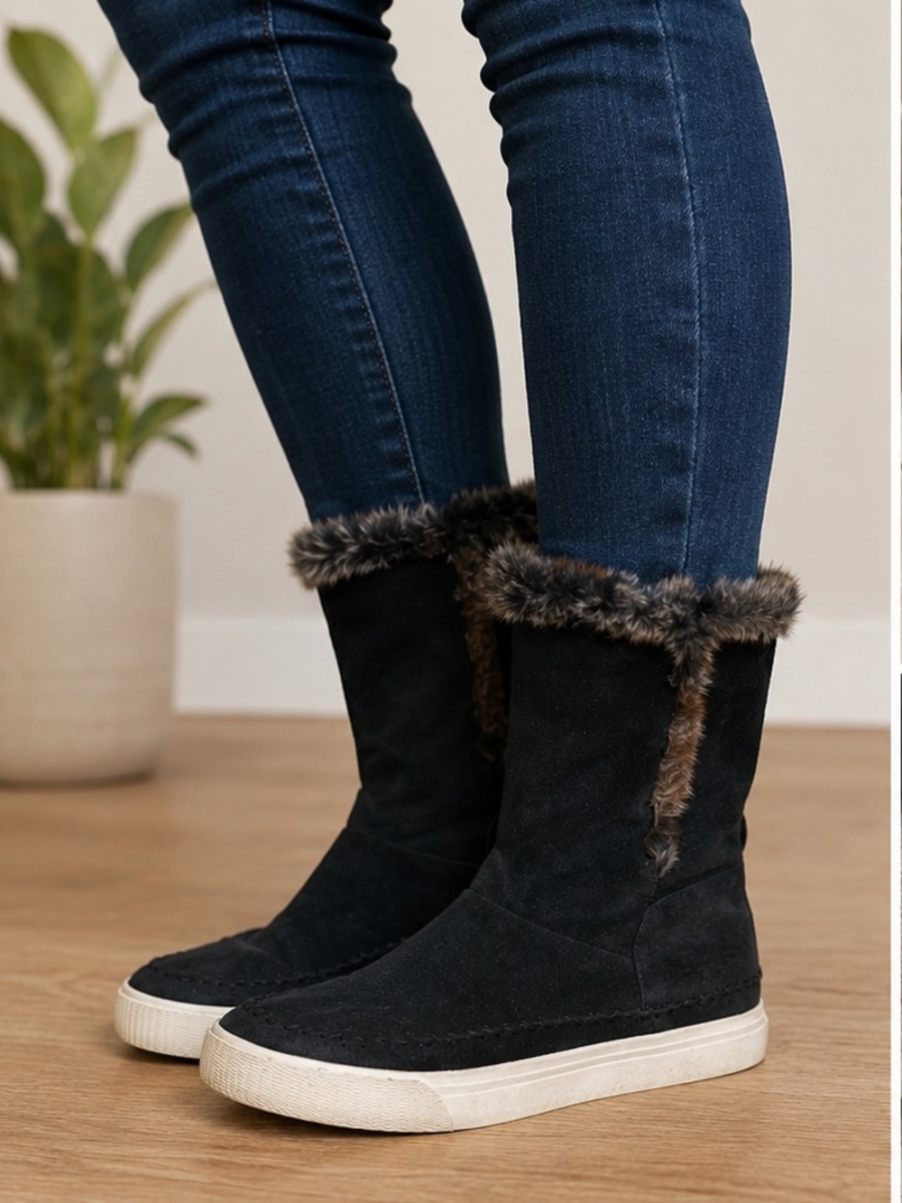 TOMS Vista Boots Size 8 Black Suede Faux Fur PullOn Winter Mid Calf Comfort